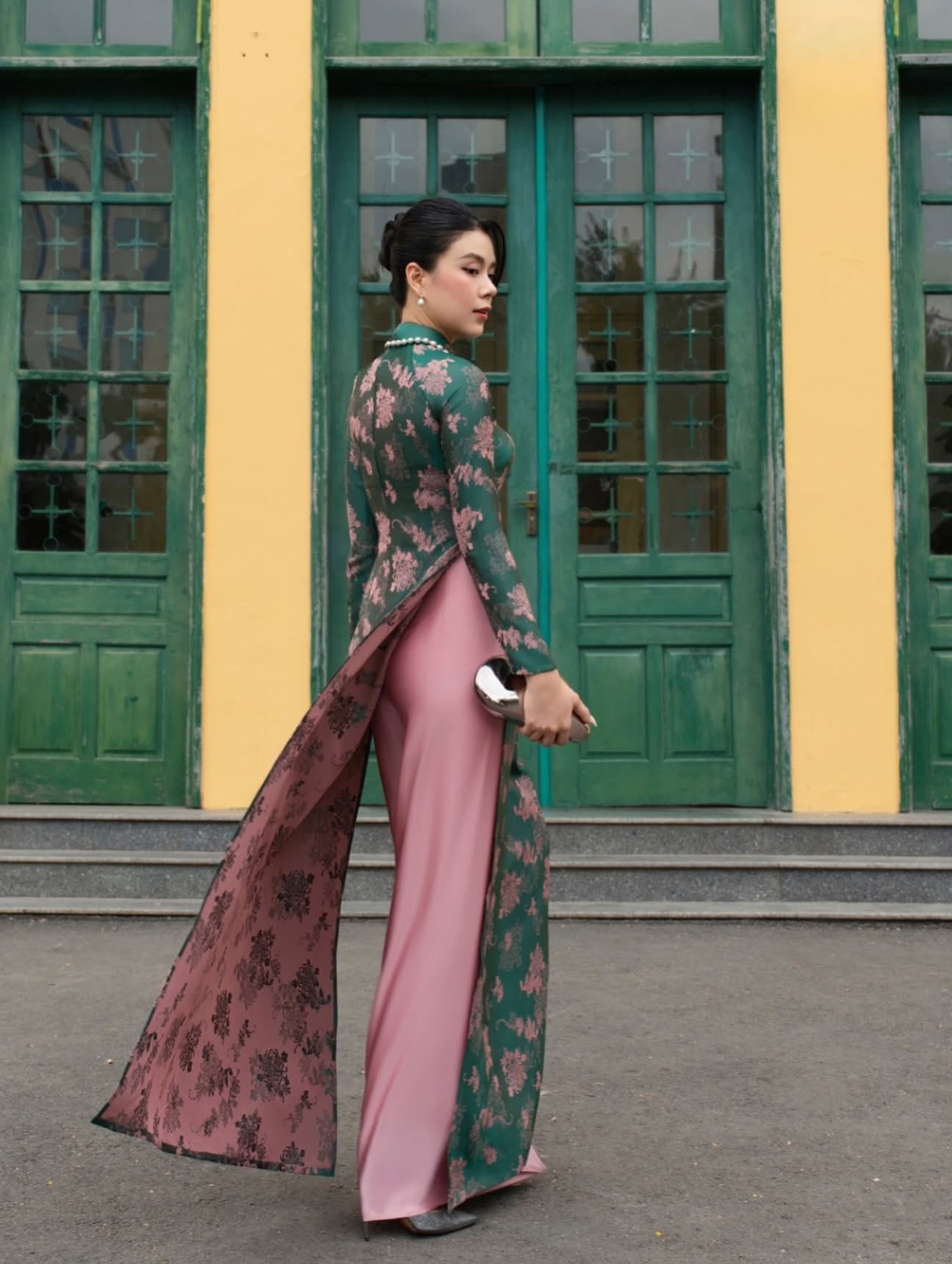 Traditional Silk Ao Dai Set with Contrast Pants – Deep Green & Pink