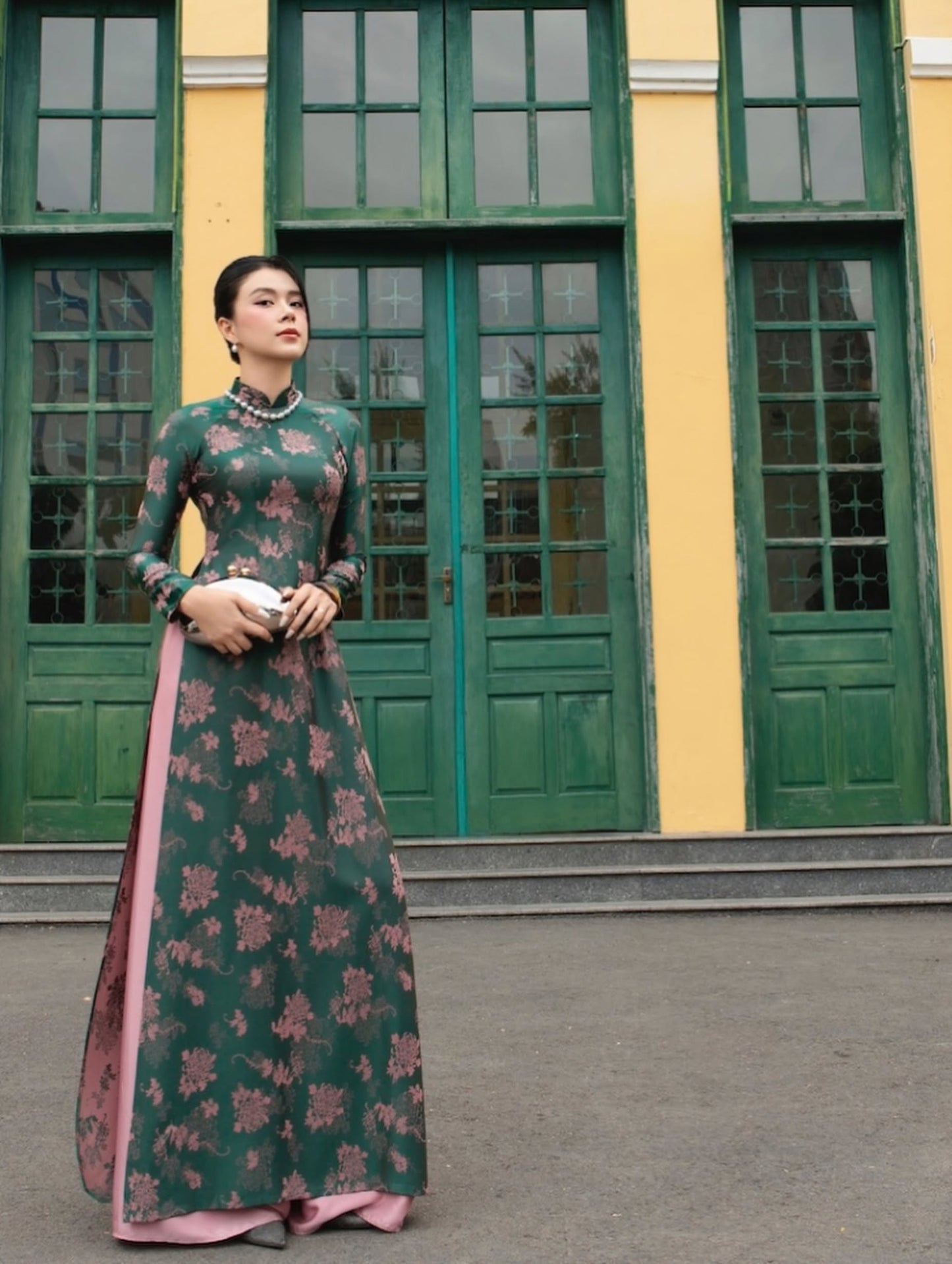 Traditional Silk Ao Dai Set with Contrast Pants – Deep Green & Pink
